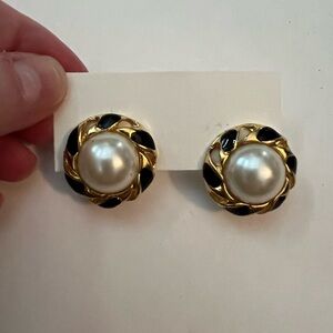Vintage 1980’s gold tone faux pearl and rhinestone earrings - Clip on